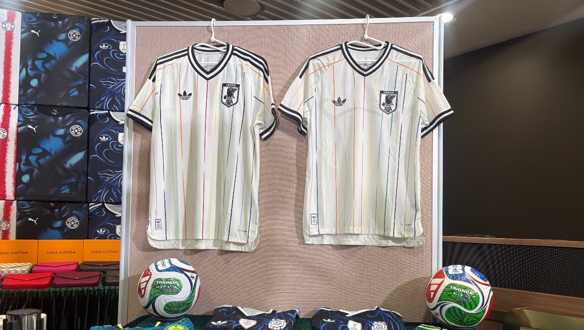 Autoridades aduaneras de Hong Kong muestran equipaciones de fútbol reales, a la izquierda, y falsificaciones, a la derecha. | AP