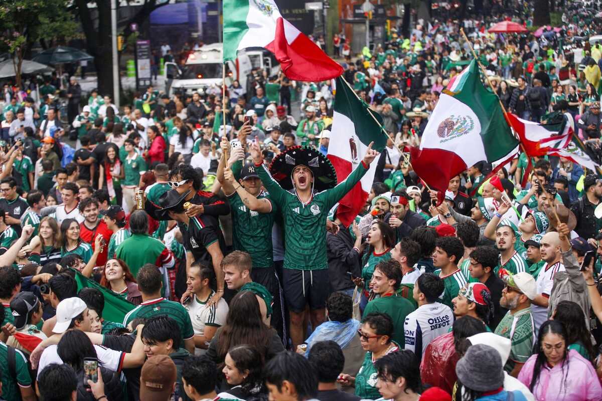 Con banderas, camisetas verdes, botargas y cánticos, los asistentes convirtieron el lugar en un punto de encuentro. (Foto: Araceli López)