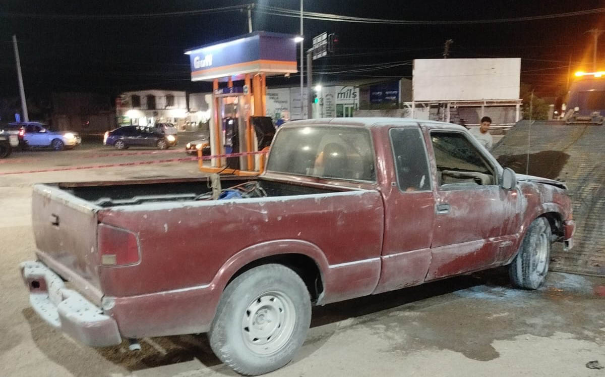 Camioneta se incendia en gasolinera. | Foto: Milenio Policía