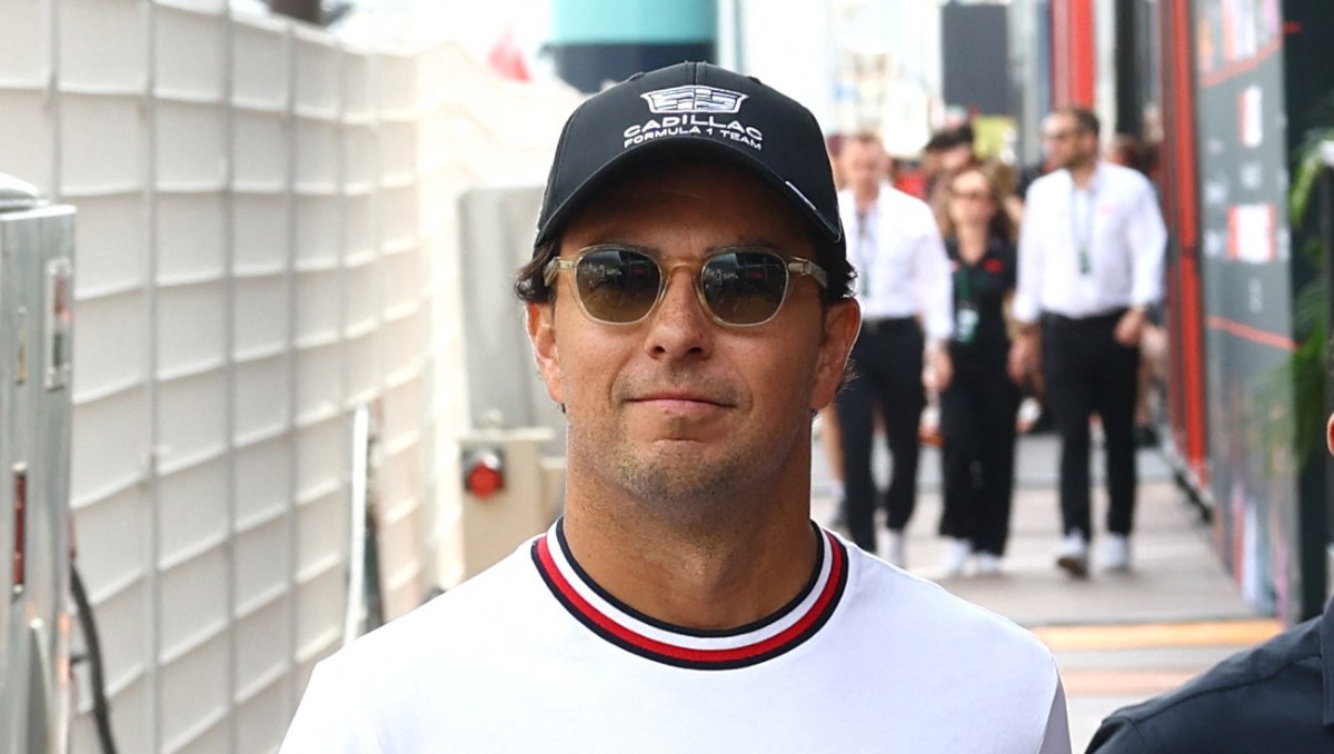 'Checo' Pérez muestra su apoyo al Tri durante el arranque del Mundial (Reuters)