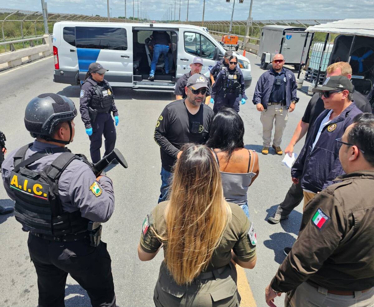En Coahuila, entregan estadounidenses buscados por la justicia de EU. | Cortesía FGEC.