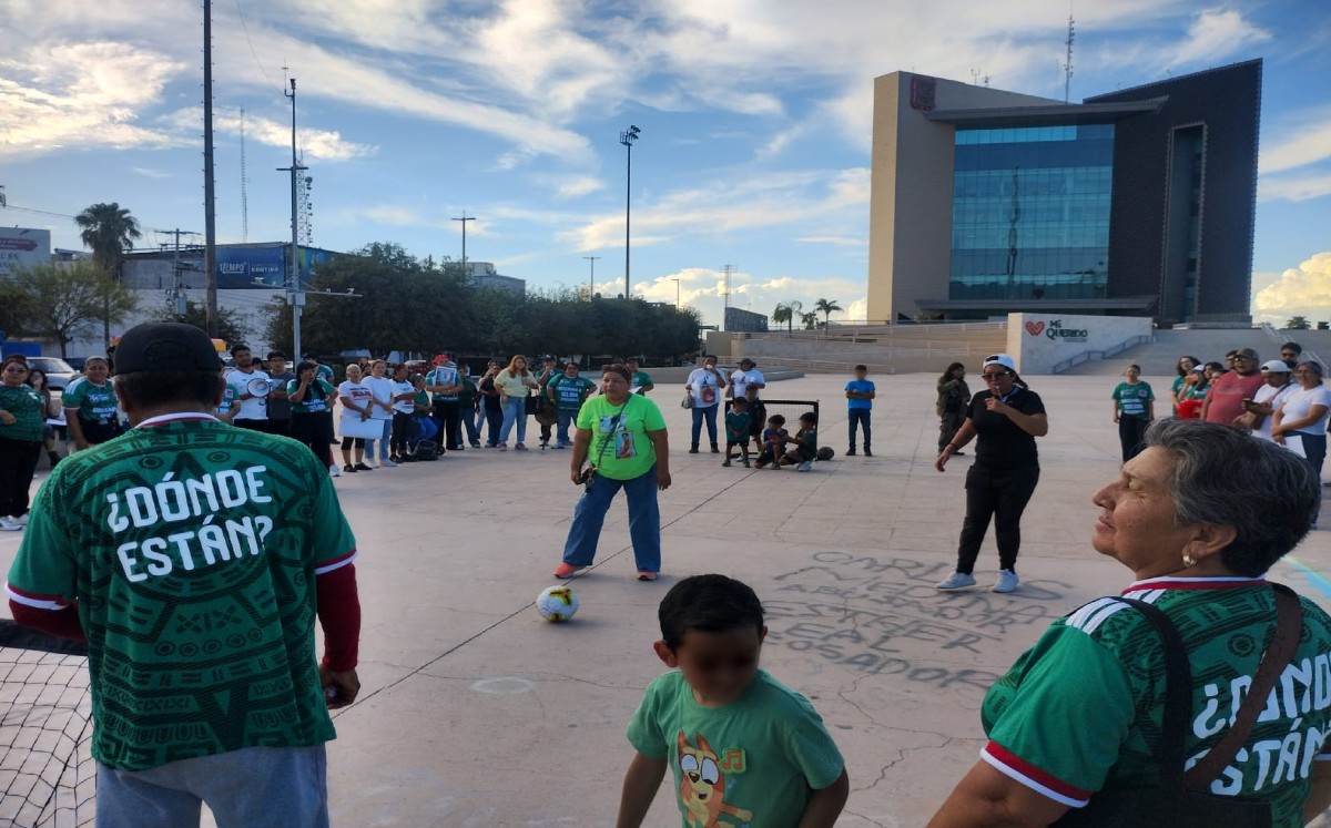 Colectivos hicieron una cascarita en Torreón para visibilizar a sus desaparecidos | Luis Alberto López
