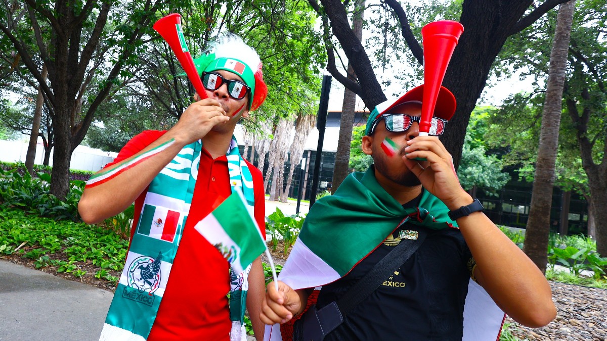 El color se hace presente para vivir el partido inaugural desde el Fan Fest de Monterrey. | Jorge López