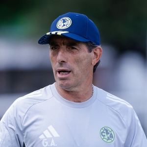 Guillermo Almada, entrenador del América, dirigió su primer entrenamiento en las Águilas y fue recibido por el plantel.