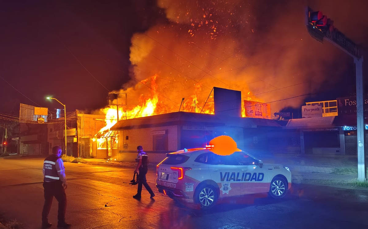 Incendio consume restaurante de mariscos. | Foto: Alejandro Escobedo