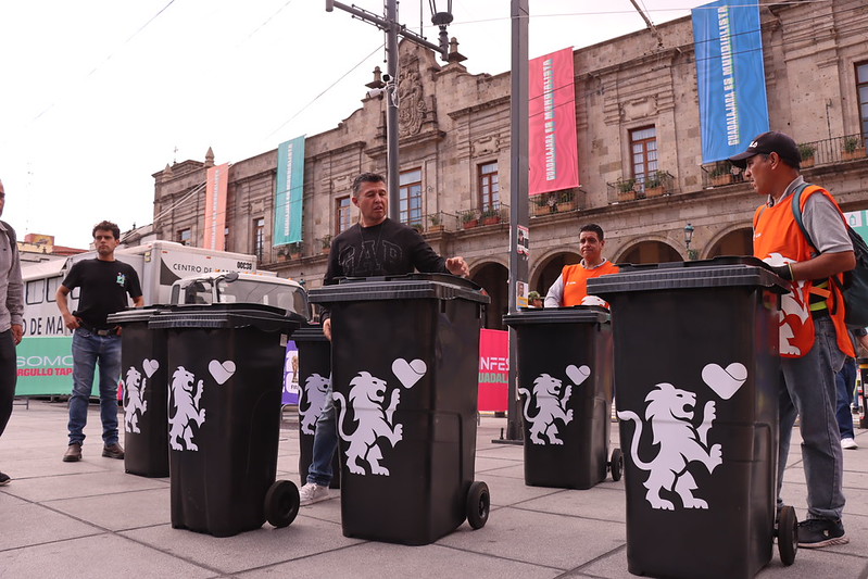 Instalación de  islas de separación de residuos en Guadalajara. (Cortesía A. Guadalajara)