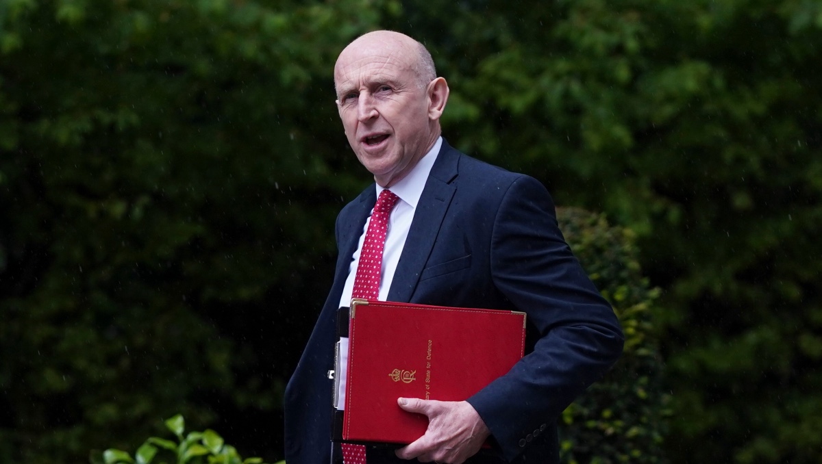 John Healey, ministro británico de Defensa, llega para una reunión del gabinete en la residencia oficial del primer ministro en Londres. | AP
