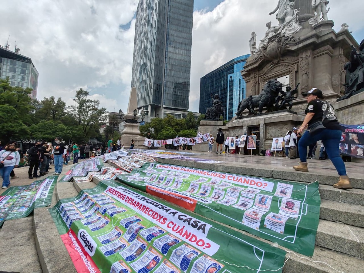 Madres Buscadoras colocan lonas en base del Ángel de la Independencia. | Especial