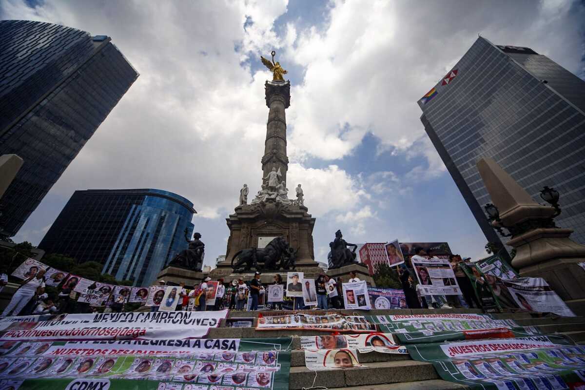 Madres buscadoras se manifiestan en el Ángel de la independencia. | Araceli López