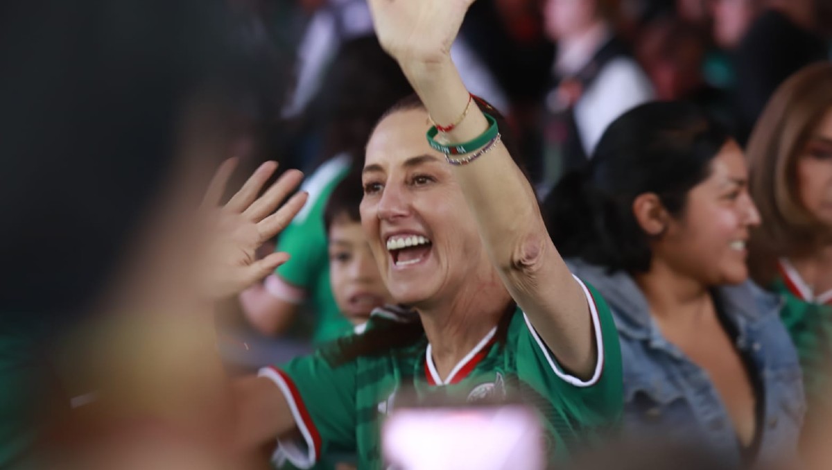 La mandataria disfrutó del inicio de la justa deportiva junto a unos niños. | Foto: Juan Carlos Bautista