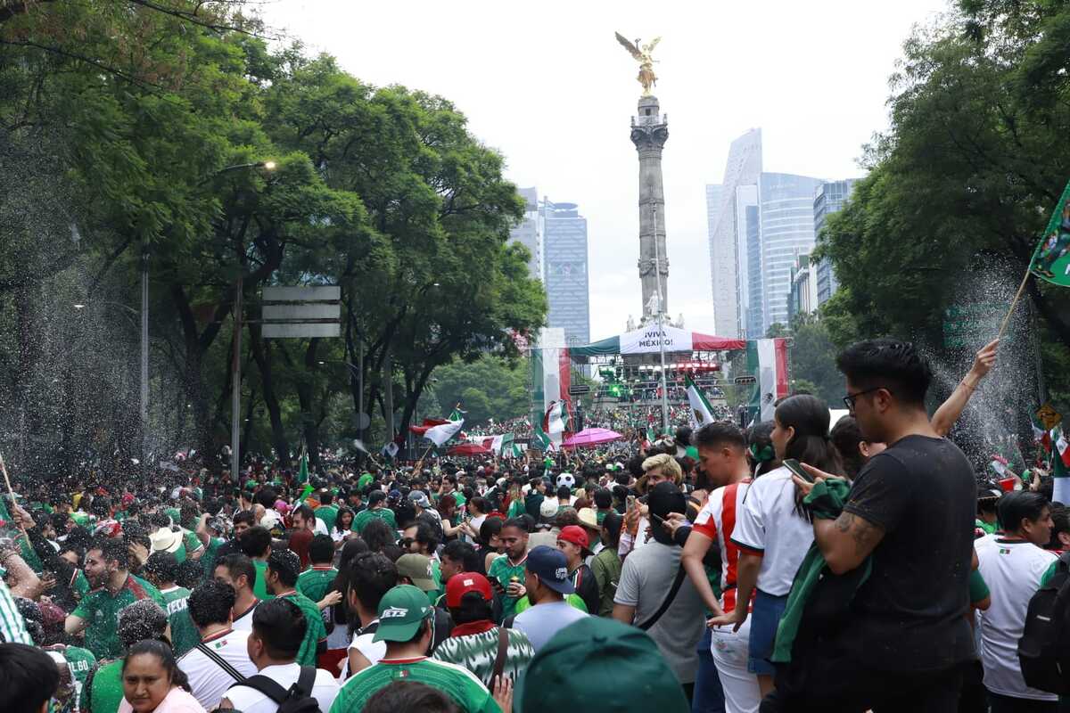 Los mexicanos arribaron al Ángel de la Independencia y celebraron el triunfo. (Foto: Araceli López)