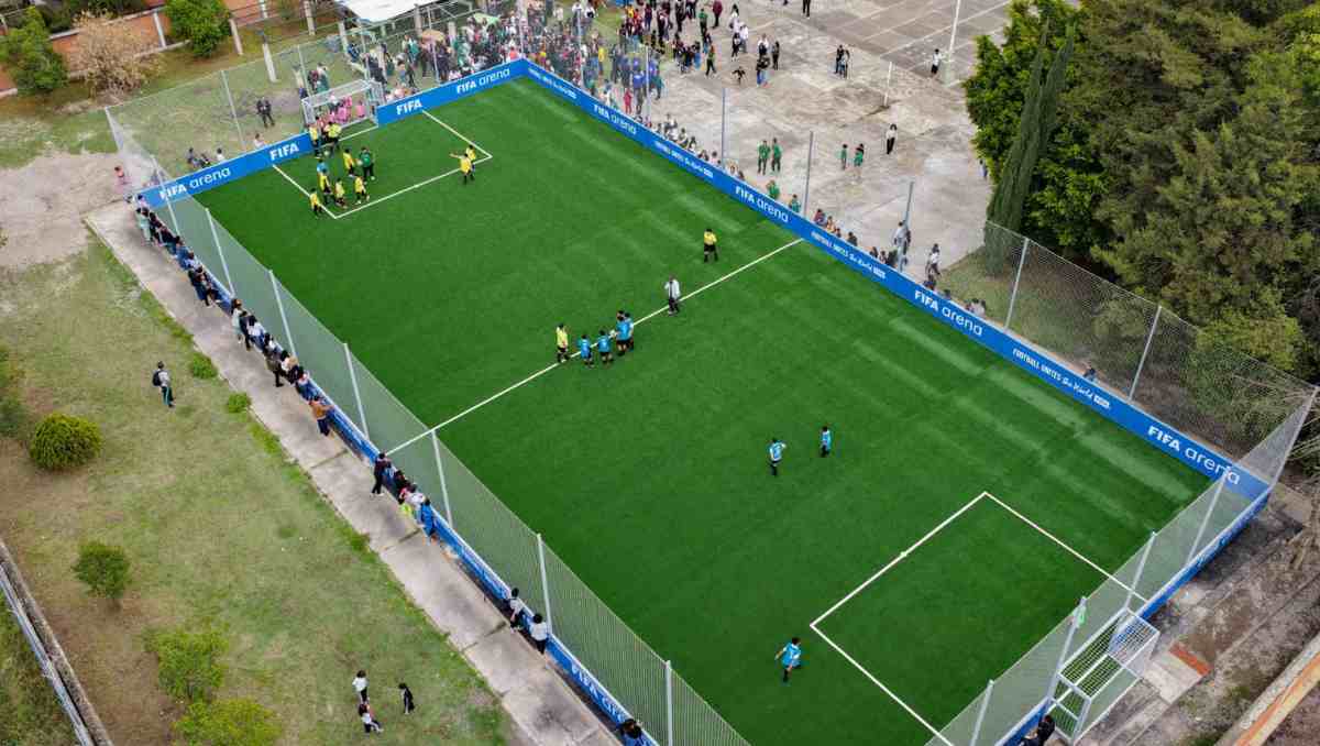 Miles de niños y adolescentes serán beneficiados con la nueva cancha FIFA Arena en Los Reyes La Paz. | Foto: Especial