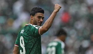Raúl Jiménez, delantero de la Selección Mexicana, utiliza una protección especial en la cabeza para proteger su cráneo luego de una fractura.