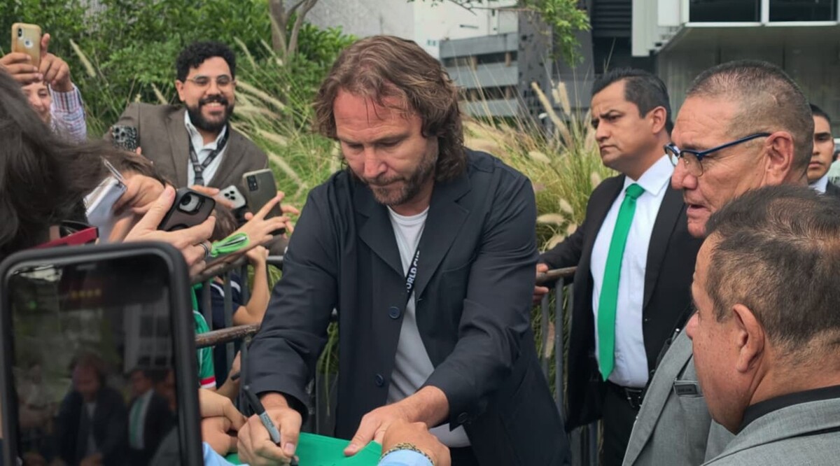 Pavel Nedved rompe el protocolo y regala autógrafos a la afición de Guadalajara (Kevin Hernández)