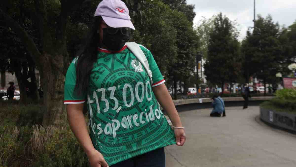 Con una pega de fichas, estudiantes exigieron atención a las desapariciones en el centro de Toluca. Foto: Tania Contreras