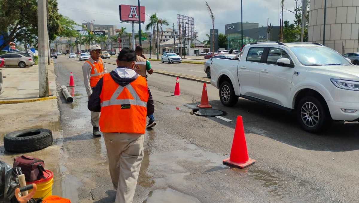 Personal de la Comapa acudió al lugar para colocar una tapa en la alcantarilla. (Mario Juárez)