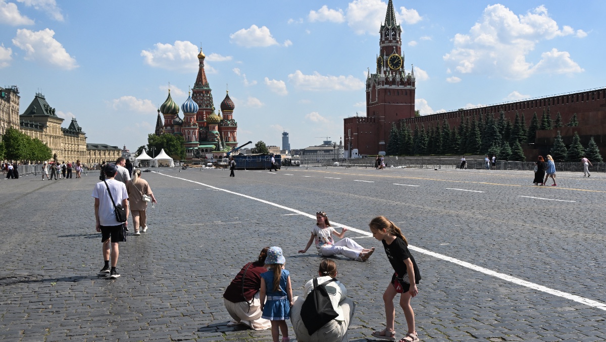 Personas se relajan en un día soleado en Moscú, Rusia. | AFP
