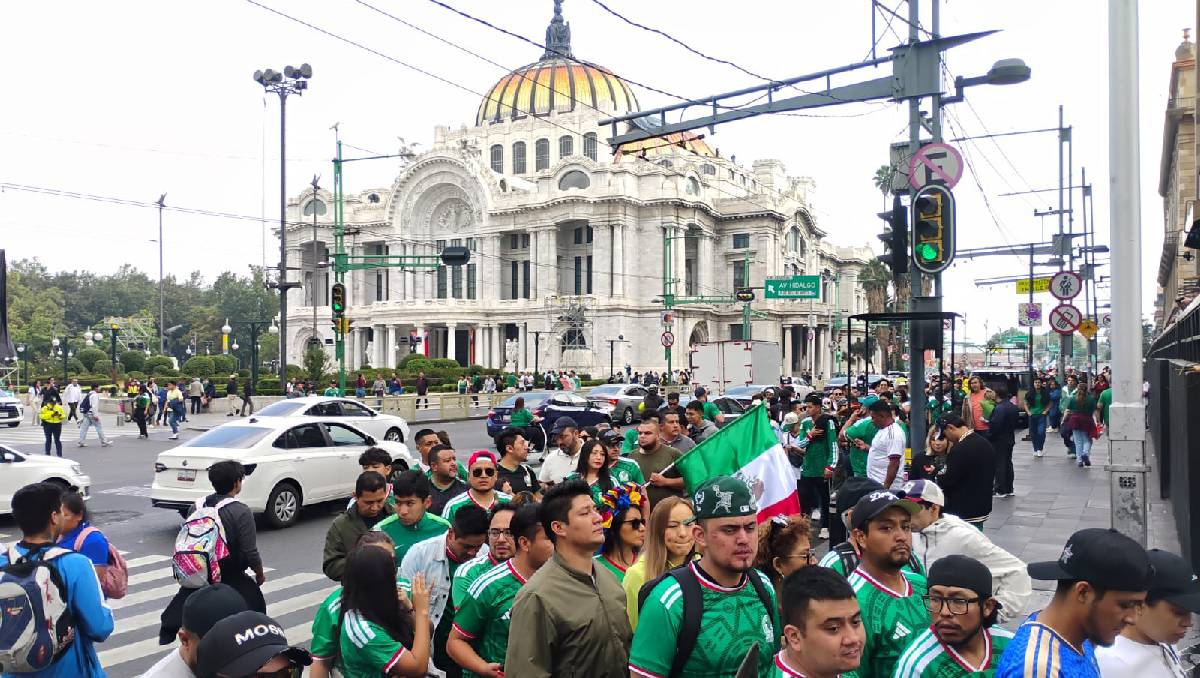Desde temprano, la población recorrió una fila desde Bellas Artes hasta el Fan Fest del Zócalo. | Foto: Javier Ríos