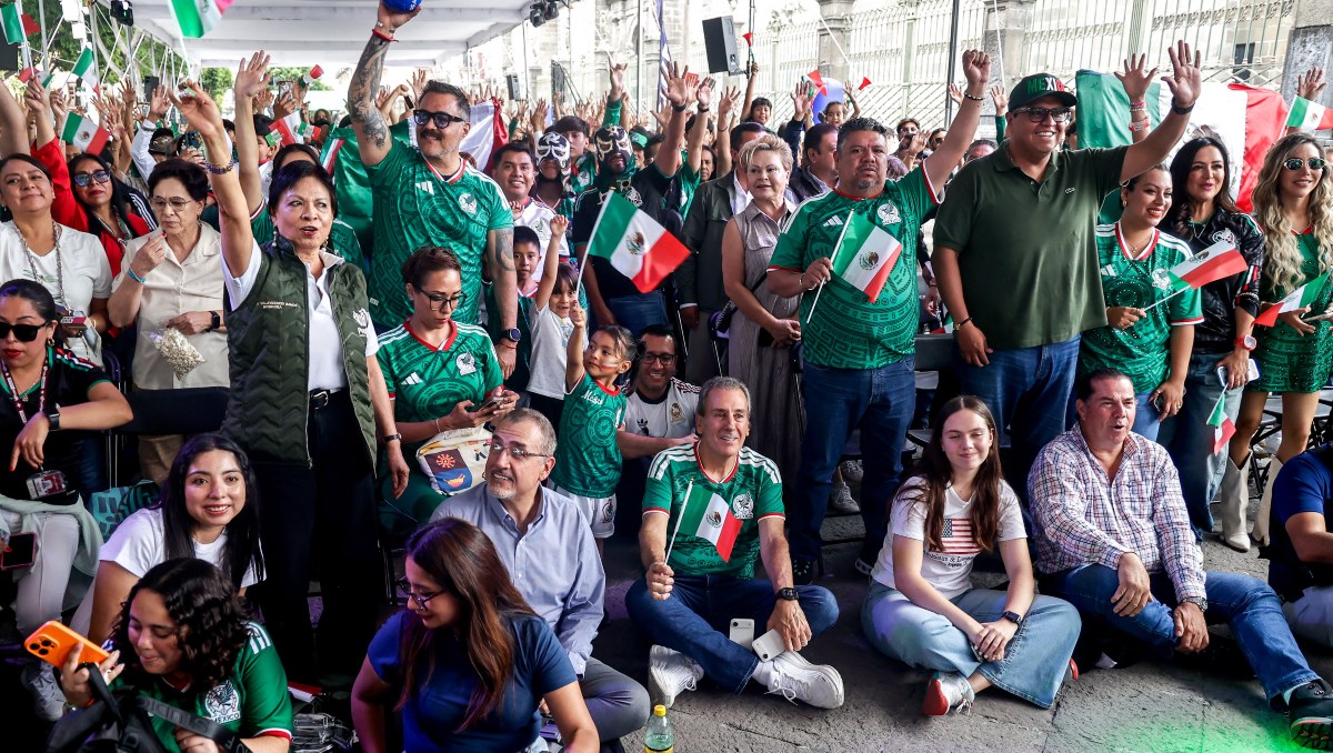Poblanos disfrutan inauguración delMundial en el zócalo | Agencia EsImagen