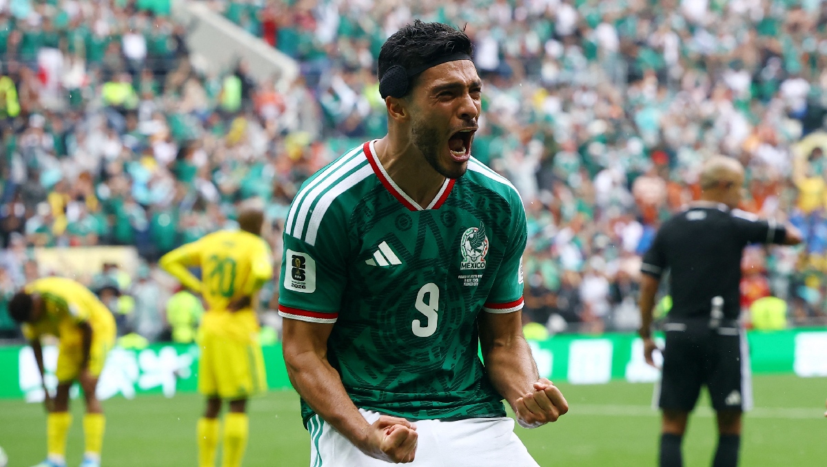 Raúl Jiménez festeja entre lágrimas su primer gol en Mundiales (Reuters)