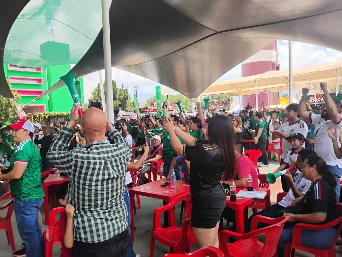 En Saltillo, aficionados celebran triunfo de México sobre Sudáfrica. | Esmeralda Sánchez.