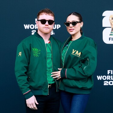 Saúl 'Canelo' Álvarez y su esposa llegan al Estadio Ciudad de México para el debut del Tri en el Mundial.