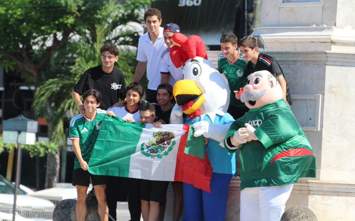 Aunque pocos, tampiqueños celebran el triunfo de México ante Sudáfrica en el Monumento a Miguel Hidalgo. | Sergio Sánchez