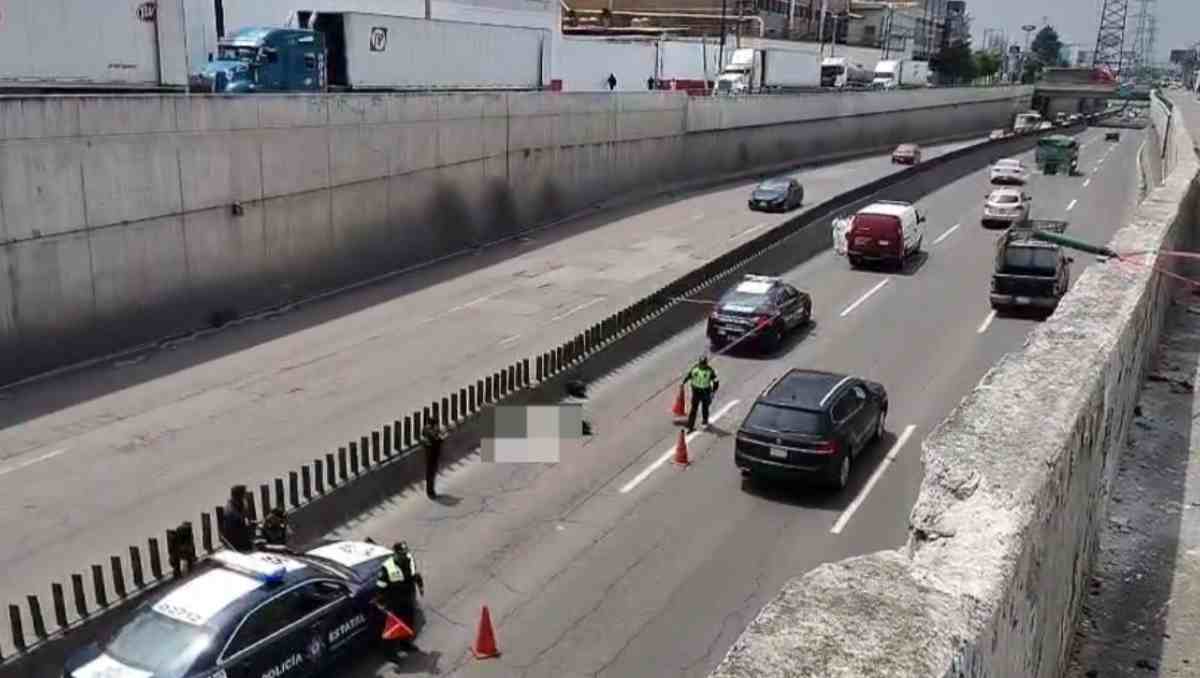 La víctima perdió la vida al caer a un paso a desnivel en Toluca; hasta el momento no ha sido identificada. | Foto: Especial