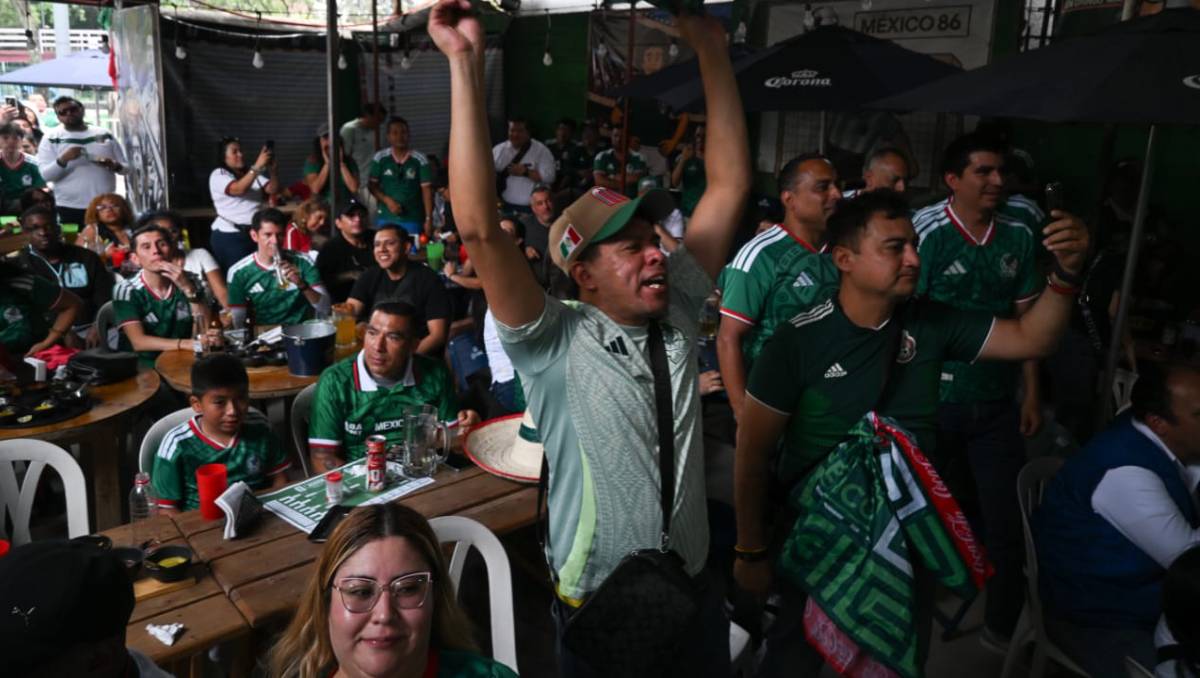 Aficionados viendo el partido México vs Sudáfrica. | Foto: Daniel Augusto