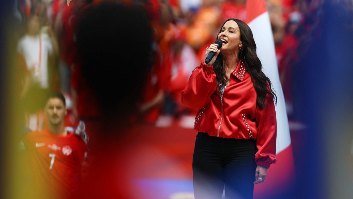 Alanis Morissette en el show inaugural de Canadá