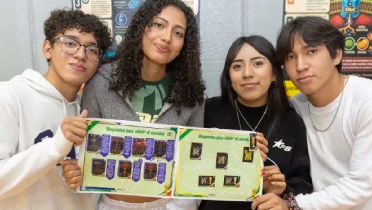 Alumnos muestran el curioso álbum científico. | IPN