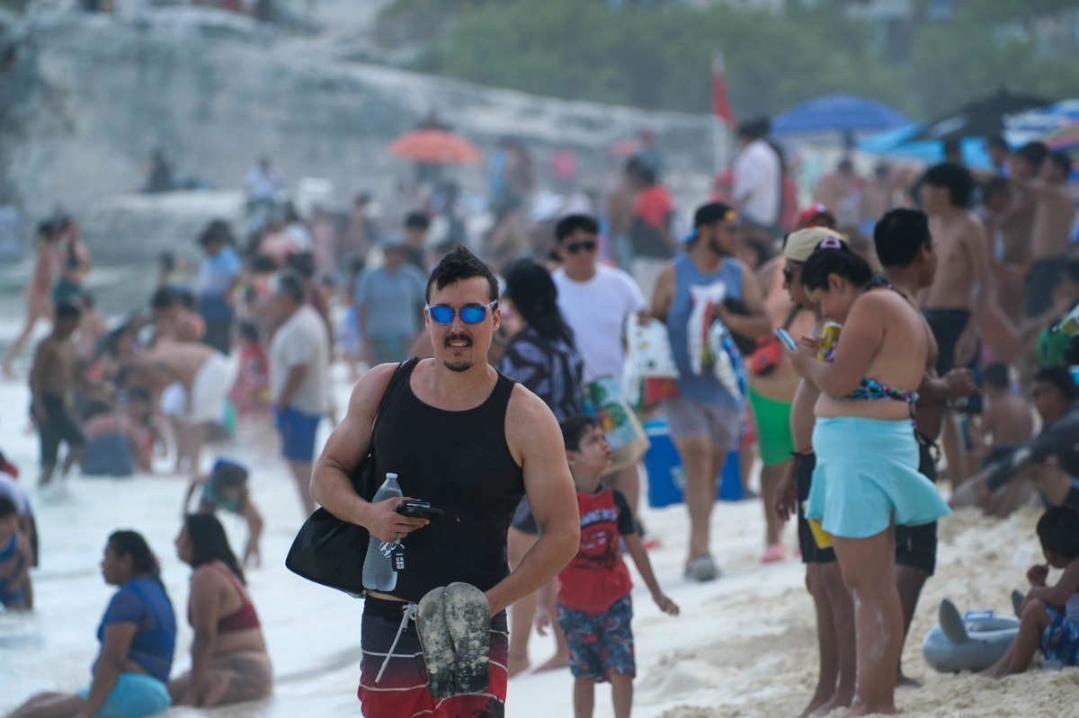 Cancún vive el pulso turístico, con playas abarrotadas de vacacionistas. | Foto: Cuartoscuro