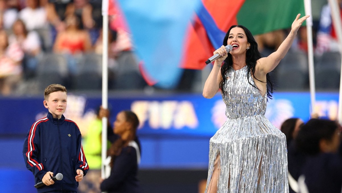 La cantante junto al pequeño Tius, en la inauguración del Mundial 2026.| Reuters