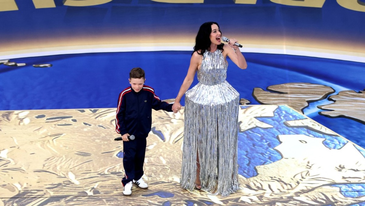 La cantante salió al escenario de la inauguración del mundial junto a un niño de 10 años. | Foto: AFP