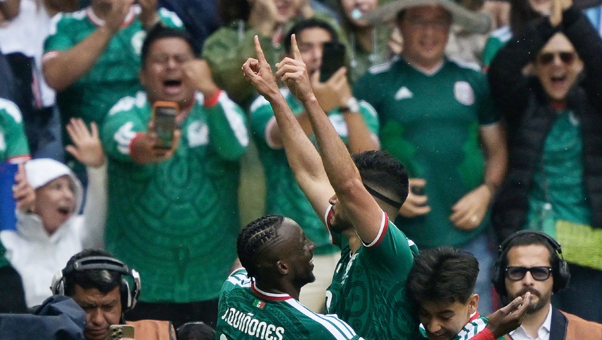 Critican a influencers por grabarse durante festejo del gol de Raúl Jiménez (AFP)
