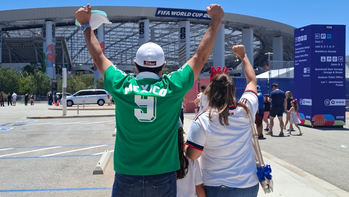 Familias mexicoamericanas se reunieron en el estadio SoFi para ver jugar al país en el que han vivido gran parte de su vida | Foto: Liliana Padilla