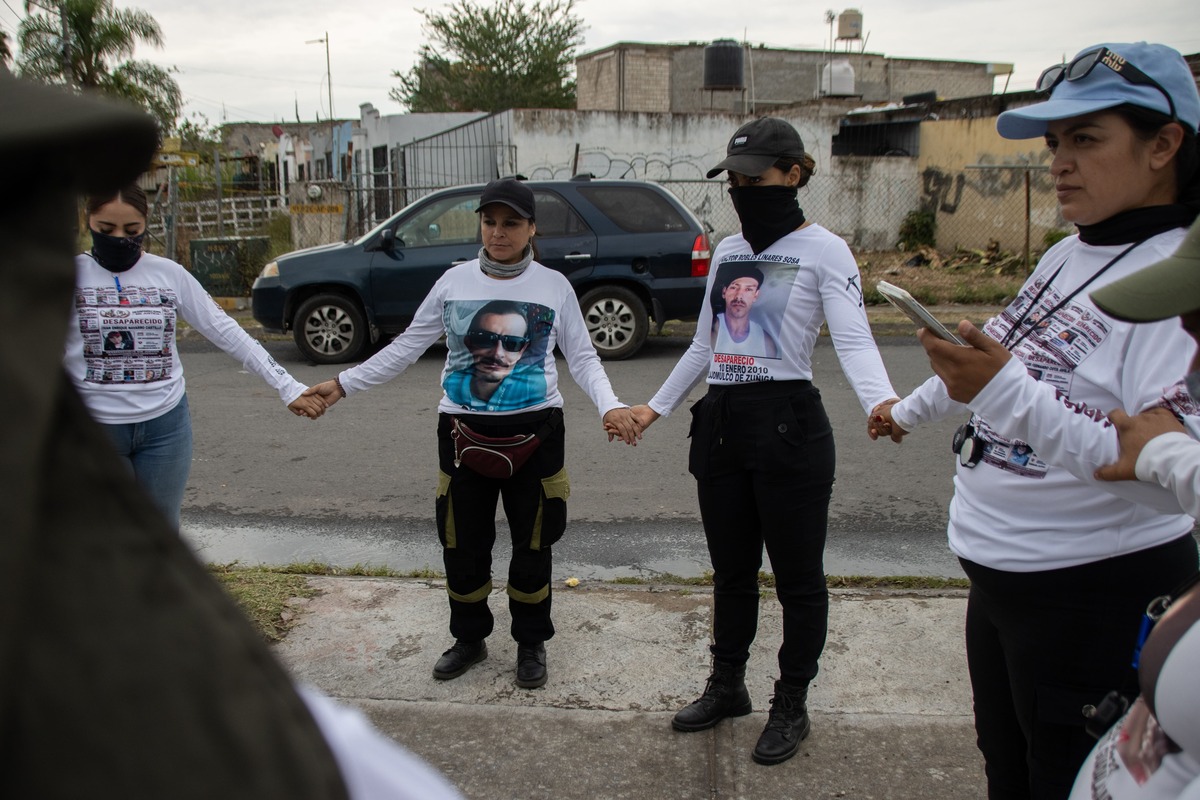 Madres buscadoras rezan tras jornada de búsqueda en Ixtlahuacán de los Membrillos, Guadalajara | Manu Ureste