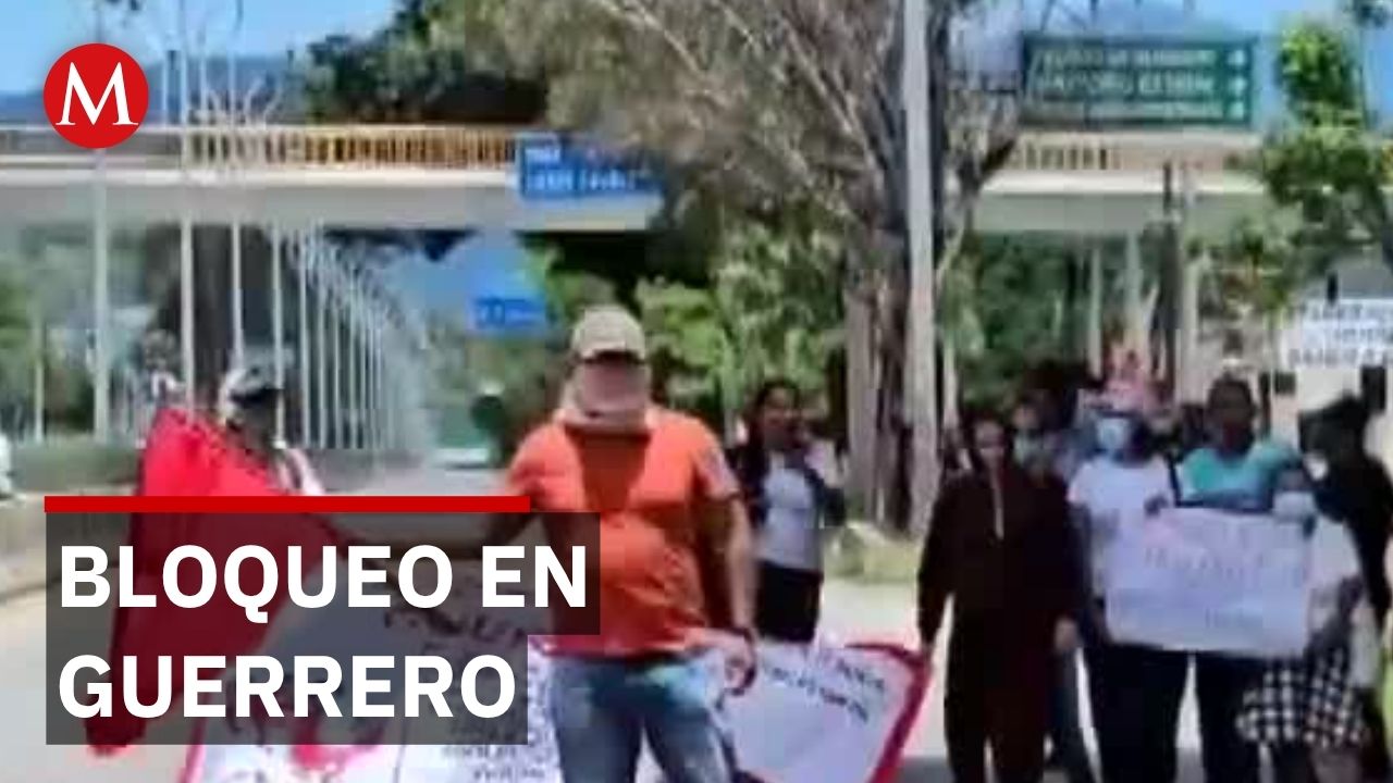 Maestros de Guerrero cierran vía en protesta por represión mientras dialogan con autoridades