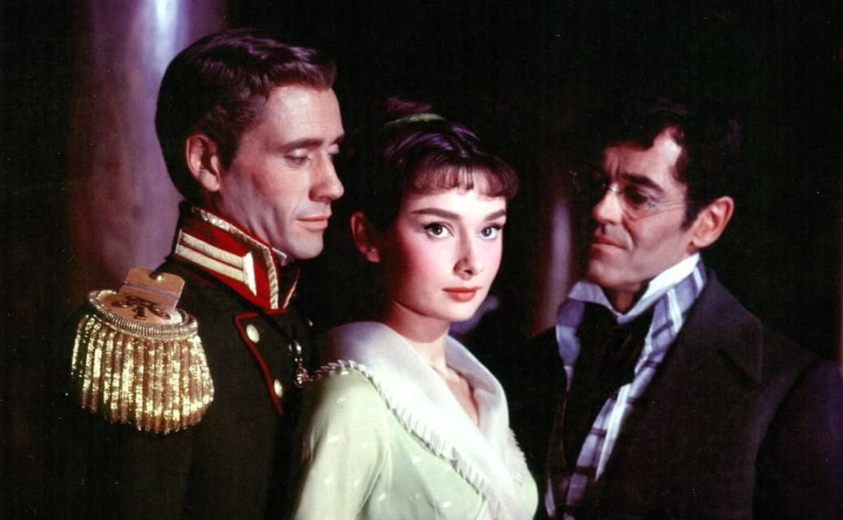 Mel Ferrer como Andrei, Audrey Hepburn como Natasha y Henry Fonda como Pierre en la película ‘Guerra y paz’, de 1956. (IMDb)