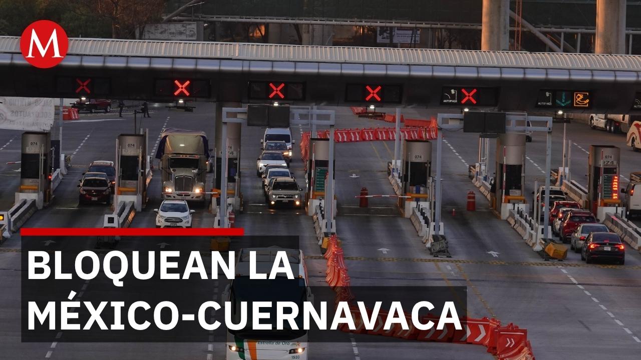 Normalistas de Ayotzinapa bloquean la caseta de Tlalpan y paralizan la México-Cuernavaca
