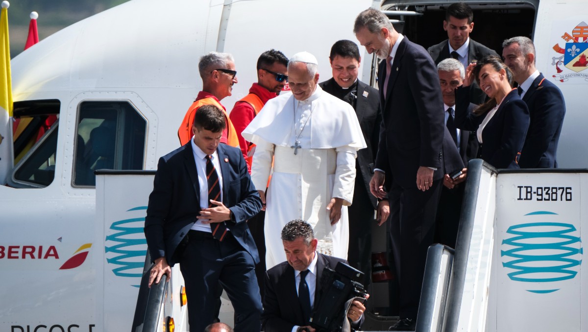 El papa desciende de su avión con el Rey Felipe VI por problemas técnicos. | Foto: EFE
