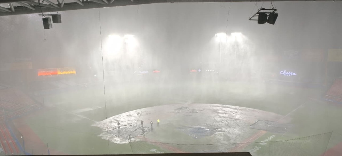 El partido de Charros fue cancelado por la fuerte tromba que cae. (Kevin Hernández)