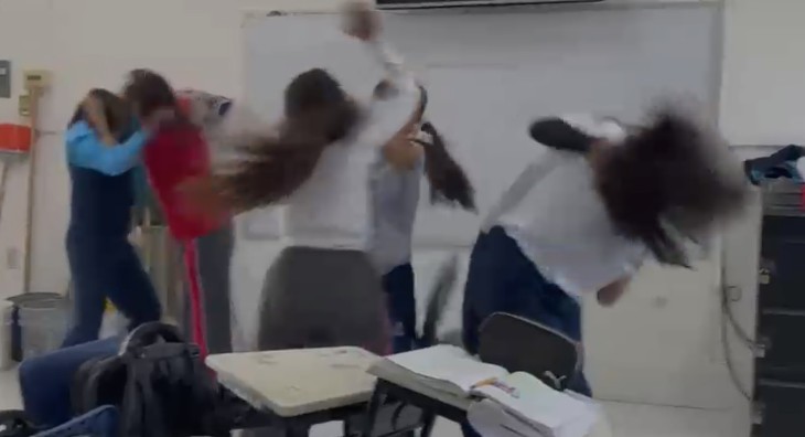 Pelea en telesecundaria de Cortazar. | Redes Sociales