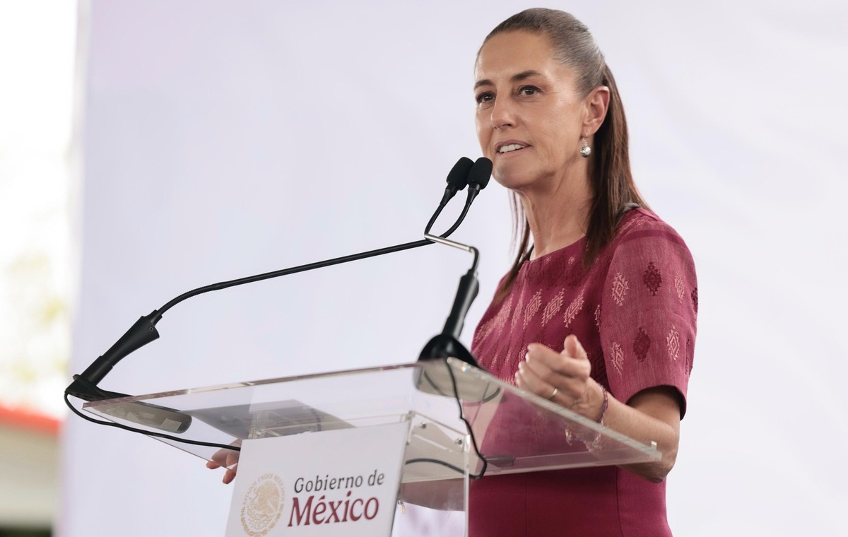 La Presidenta realizó la entrega de la beca Rita Cetina en Villa de Álvarez, Colima. | Foto: Especial
