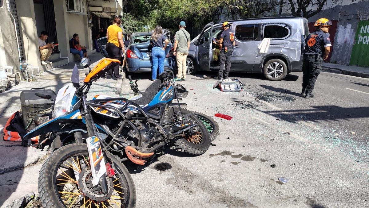 El accidente dejó daños en un automóvil compacto y al menos dos motocicletas que se encontraban estacionadas. Agustín Martínez