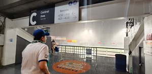 Aficionados tuvieron que correr a resguardarse de la lluvia