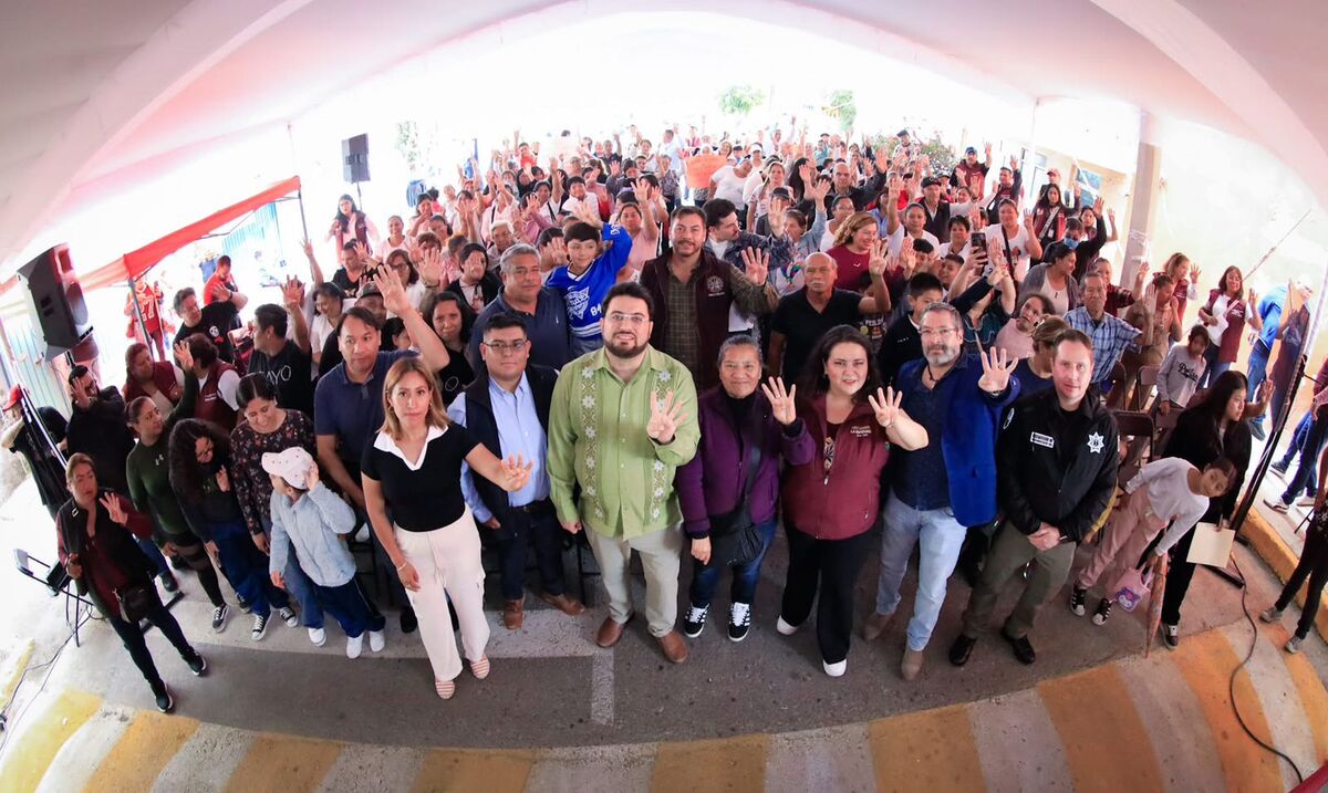 El Alcalde Isaac Montoya, proveniente de las comunidades de Naucalpan,  entrega la repavimentación de la calle Sierra Madre del Sur. | Foto: Especial.