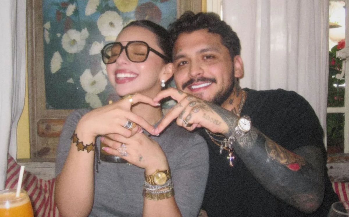 Ángela Aguilar y Christian Nodal presumen su amor desde la piscina; comparten fotos de sus vacaciones