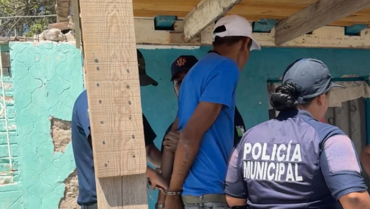 Confrontan a presunto ladrón tras robo a vivienda en la colonia Montemayor. | Damián Ramírez