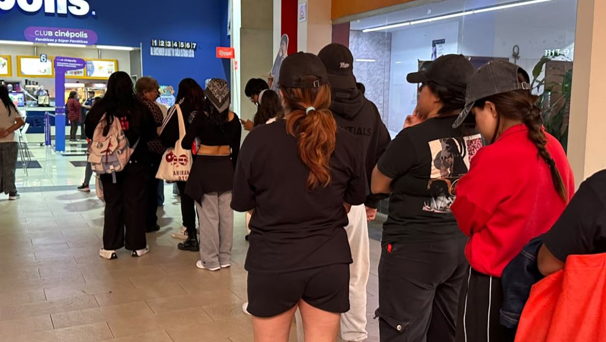 Decenas de fans de BTS acudieron a salas de cine para disfrutar la transmisión especial desde Busan. Foto: Juan Camacho
